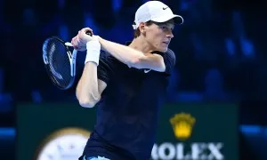 Sinner đặt một chân vào bán kết ATP Finals