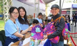 Hàng trăm phụ huynh xếp hàng nhận Bib sớm Kun Marathon Hà Nội