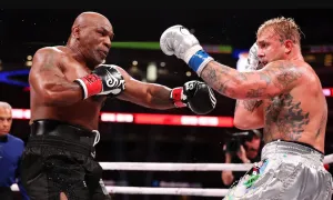 Netflix bị kiện vì đường truyền 'đơ' suốt trận so găng Mike Tyson và Jake Paul