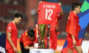 Đồng đội mang áo của Xuân Son đi nhận giải ở ASEAN Cup 2024