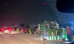 Tông vào xe chở rác, hai người tử vong Tông vào xe chở rác, hai người tử vong