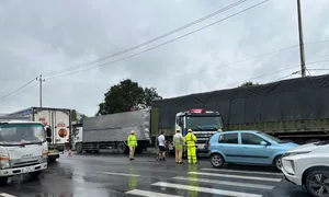 5 ôtô va chạm trên Quốc lộ 1A, người đi xe máy bị thương 5 ôtô va chạm trên Quốc lộ 1A, người đi xe máy bị thương