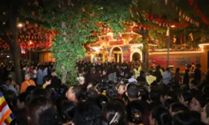 Xuyên đêm xếp hàng chờ chiêm bái xá lợi Phật ở chùa Quán Sứ