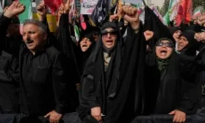 Biển người Iran dự quốc tang các chỉ huy bị Israel hạ sát Biển người Iran dự quốc tang các chỉ huy bị Israel hạ sát
