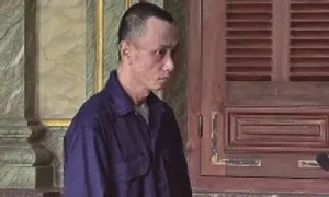 Tông ôtô vào hàng xóm vì không được đi nhờ đường nội bộ
