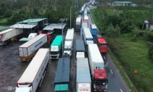 Sân bay, đường sắt, quốc lộ qua miền Trung tê liệt