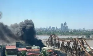 Cháy quán lẩu dưới chân cầu Long Biên