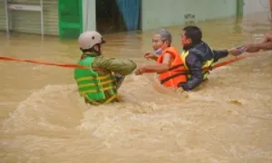 Người dân bám dây, ngồi thuyền thúng thoát khỏi lũ xiết