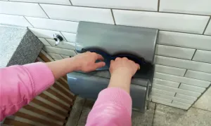 Sự nguy hại của máy sấy tay trong toilet