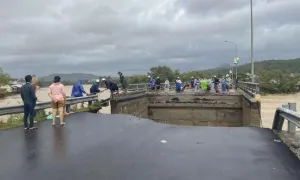 Hàng loạt cầu, đường hư hỏng sau lũ lịch sử